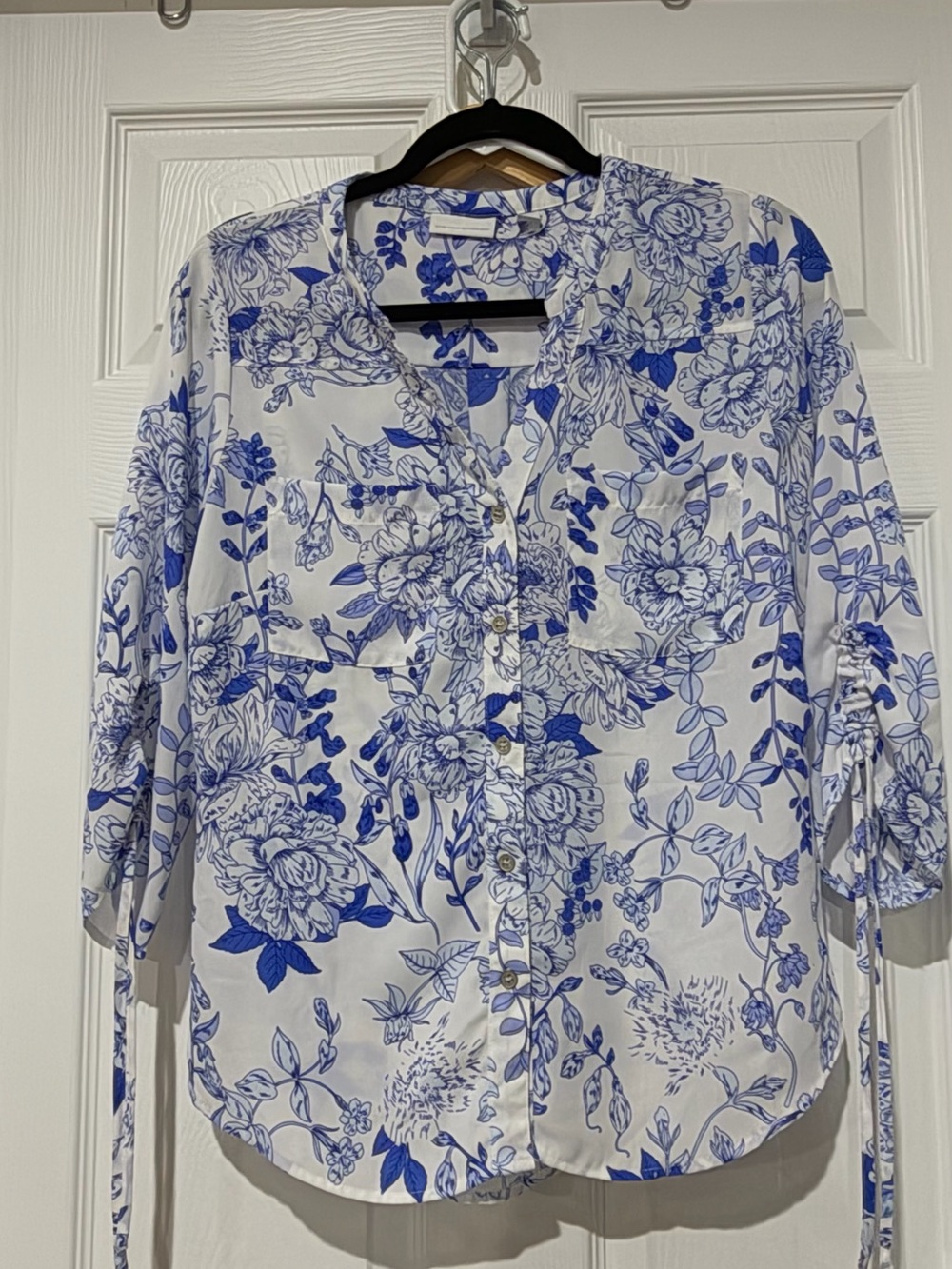 New York & Company White Button-Front Shirt with Blue Floral Print